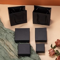 Boîte d'emballage de bijoux noire en gros d'usine boîte à bijoux en Carton de couverture de ciel et de terre brun noir avec éponge noire