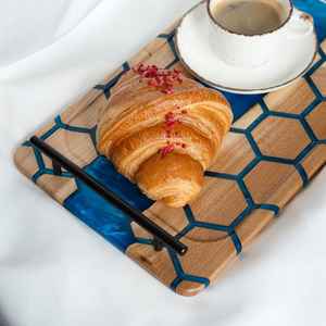 Bandeja de Servicio de Resina Hecha a Mano con Elegantes Diseños y Madera Resistente, Perfecta para Servir Aperitivos y Bebidas - Product Image 1