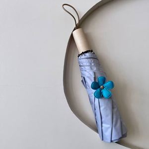 Parapluie pliable anti-UV à 3 volets avec motif floral, poignée en bois massif et baleines en fibre – Double usage pour adultes - Product Image 1