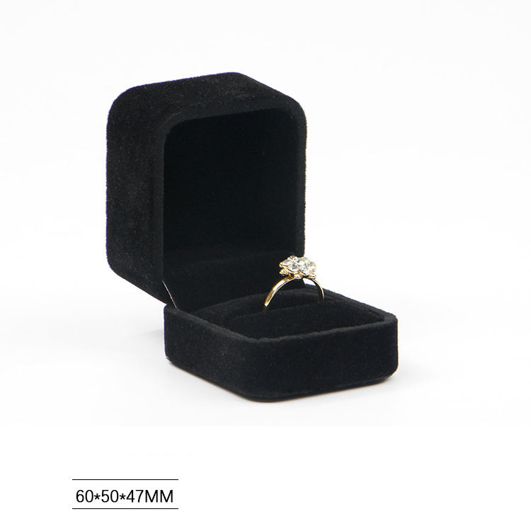Boîte à bagues noire