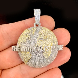 Collana con Ciondolo Mappa del Mondo Bicolore con Scritta 'Il Mondo è Mio', Gioielli Hip Hop da Uomo con Charm CZ Luccicante - Product Image 2