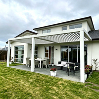 Pergola motorisée en aluminium blanc sur mesure avec poteau central, grande couverture pour terrasse arrière résidentielle, jardin