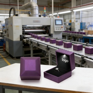 Boîte à bijoux LED violette avec logo personnalisé, emballage de luxe pour bijoux, boîte à bijoux LED, boîte à bagues en diamant avec lumière - Product Image 1