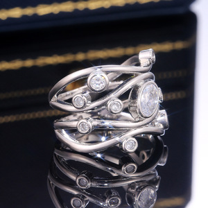 Anello Geometrico Curvo con Zirconi per Donne, Gioiello da Dito Creativo ed Elegante - Product Image 3