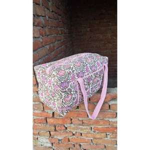 Bolsa de Viaje Acolchada de Algodón, Hecha a Mano, Elegante, Ligera, Duradera, con Estampado Tradicional, Perfecta para Viajes de Fin de Semana - Product Image 1