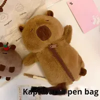 Étui à crayons en peluche Capybara mignon, petite poupée Capybara, rangement de bureau pour étudiants, cadeau d'anniversaire parfait