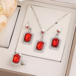 Set di <span class=keywords><strong>Gioielli</strong></span> alla Moda all'Ingrosso per Donne: Collana con Ciondolo in Cristallo Rettangolare, Orecchini Pendenti e Anello Regolabile in Stock - Product Image 3