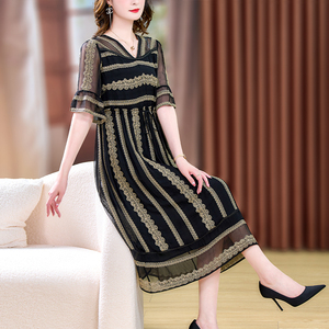 Boutique all'ingrosso abito estivo da donna ricamato alla moda con scollo a V manica svasata dolce stile Midi lunghezza Silhouette a-line - Product Image 3