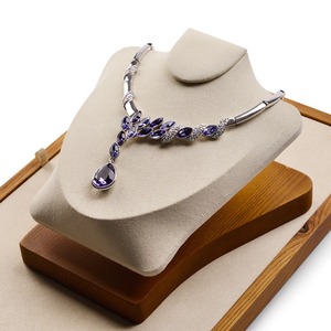 Expositor de joyería de madera maciza personalizado, soporte de exhibición para collar de jade dorado, expositor de joyería de terciopelo y cuero. - Product Image 2