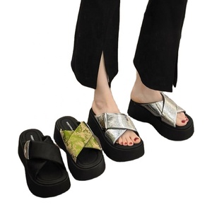 Nouvelles sandales d'été à plateforme et talons hauts de style français pour femmes, à bout ouvert, avec amorti, légères, idéales pour la plage et l'extérieur - Product Image 1