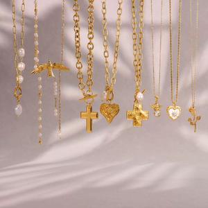 Nouveau collier tendance en acier inoxydable plaqué or 18 carats PVD, imperméable, texture martelée, chaîne à maillons géométriques, pendentif en forme de cœur et de croix - Product Image 5