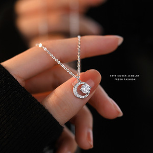 Collana con Pendente a Croce e Luna Crescente in Argento Puro S999 con Moissanite, Design di Lusso Leggero e Raffinato per Donne - Product Image 2