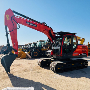 Excavatrice Doosan DX140 Modèle 2023, 14 Tonnes, Moteur et Boîte de Vitesses de Qualité Supérieure, Commandes Performantes, Cabine Confortable, Parfaite pour l'Usage Général - Product Image 1
