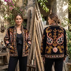 Manteau pull-over matelassé en velours floral brodé à la main pour femme, col mandarin, manches longues, noir et coloré, collection automne-hiver - Product Image 2