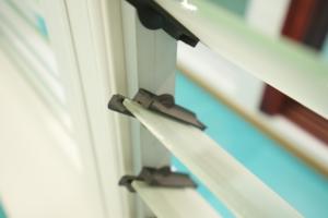 Thiết kế mới <span class=keywords><strong>PVC</strong></span> màn trập cửa sổ uPVC hồ sơ Con lăn cửa chớp trang trí louver cửa sổ phòng tắm không thấm nước có thể điều chỉnh louver cửa sổ - Product Image 4