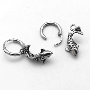 Pendientes de aro con diseño de pez Koi de Yunnique, diseño geométrico de acero de titanio, para uso diario - Product Image 3