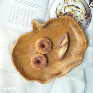 Plato de madera de cedro hecho a mano con forma de calabaza de 30x27x4cm para servir frutas en Halloween, bandeja decorativa para la mesa del hogar. - Product Image 2