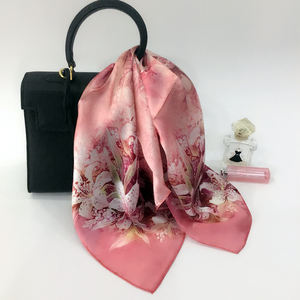 Elegante <span class=keywords><strong>rosa</strong></span> stampato 100% vera <span class=keywords><strong>seta</strong></span> quadrata sciarpa per le donne di alta qualità stile di lusso fabbrica cinese all'ingrosso - Product Image 2