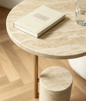 Moderner Luxus-Beistelltisch mit Beweglicher Runder Travertin-Marmorplatte und Goldenem Metallgestell für das Wohnzimmer