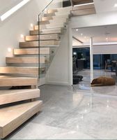 Escalier en volière préfabriqué en acier et bois avec garde-corps en verre, escalier intérieur contemporain en bois