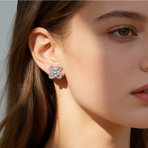 Boucles d'oreilles clous en argent plaqué VVS Moissanite, coupe brillante, forme de fleur, bijoux exquis, cadeau, certifié GRA, design trèfle porte-bonheur - Product Image 6