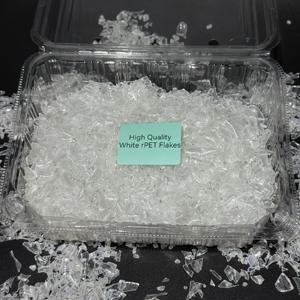 Copos de PET Reciclado Transparentes Blancos de Grado Hot Melt para Hilado de Fibra, Extrusión y Aplicaciones de Grado Alimenticio - Product Image 2