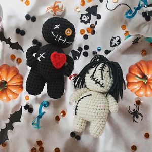 Poupée vaudou tricotée au crochet en gros Effrayant Halloween fantôme visage peluche poupée textile et tissu artisanat - Product Image 1