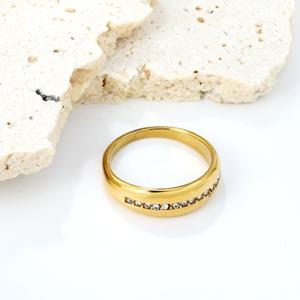 แหวนขายดีราคาส่ง แหวนมุกเพทายสแตนเลสชุบทอง 18K ดีไซน์เรียบง่าย รูปทรงสปริง สี่เหลี่ยม วงกลม - Product Image 3