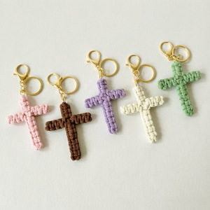 Porte-clés croix tissé à la main, breloque croix chrétienne en macramé avec anneau porte-clés, accessoire de sac religieux style bohème - Product Image 2