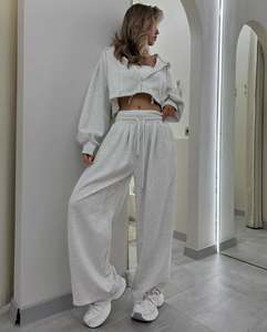 Ensemble de survêtement 2 pièces pour femme, personnalisable avec logo, comprenant un pantalon de survêtement long confortable et un sweat à capuche court zippé intégral - Product Image 2
