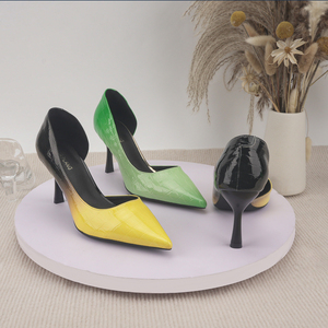 Chaussures de mariage pour femme grande <span class=keywords><strong>taille</strong></span> à talon fin, motif crocodile dégradé noir et jaune, bout pointu et découpe latérale - Product Image 4