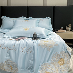 Parure de lit 4 pièces en soie glacée bleue brodée de roses dorées, collection été 2025 - Product Image 2