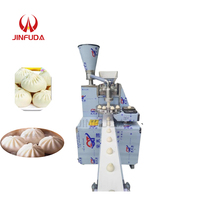Petit fabricant chinois de Baozi Momo faisant la machine à pain farci à la vapeur Siopao de dessus de table