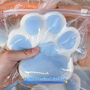 Les pattes de chat en gomme Taba sont super douces, à presser et à caresser. <span class=keywords><strong>C</strong></span>'<span class=keywords><strong>est</strong></span> un animal réaliste et amusant pour soulager le stress au bureau. - Product Image 3