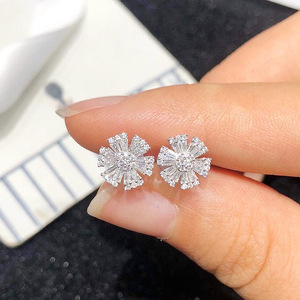 Mini Orecchini a Perno a Forma di Fiocco di Neve per Donne, Accessori per Orecchie Semplici da Indossare Quotidianamente, per Outfit Casual e Regalo - Product Image 2
