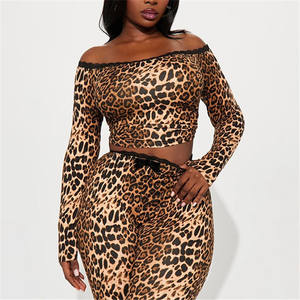 طقم نسائي مثير من قطعتين بطبعة الفهد مع حواف دانتيل، بلوزة قصيرة بأكمام طويلة وياقة مائلة مع بنطلون - Product Image 2