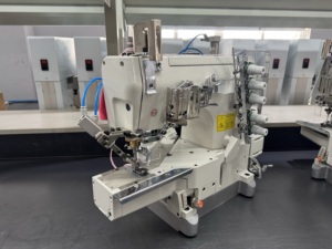 Machine à coudre RONMACK RM-600D-01UTQ à lit plat, triple aiguille, 5 fils, moteur haute vitesse, pour usage en usine de confection, point interlock - Product Image 2