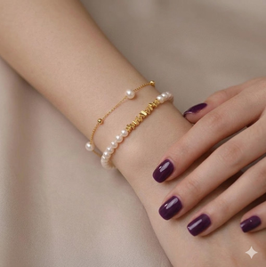 สายรัดข้อมือแบบเรียบหรูหลายชั้น ประดับด้วยไข่มุกน้ำจืดธรรมชาติ จับคู่กับโซ่ทองเส้นเล็กอย่างประณีต เหมาะสำหรับผู้หญิงใส่ในชีวิตประจำวัน งานเดท หรือปาร์ตี้ - Product Image 2