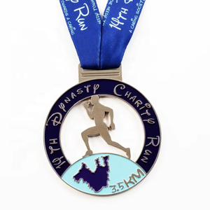 Médaille <span class=keywords><strong>de</strong></span> course caritative ajourée en alliage <span class=keywords><strong>de</strong></span> zinc moulé sous pression argenté <span class=keywords><strong>de</strong></span> 3,5 km avec <span class=keywords><strong>carte</strong></span> en émail souple et ruban imprimé personnalisé - Product Image 1