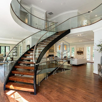 Villa de luxe, escalier intérieur incurvé, garde-corps intérieur en verre, acier, bois, escalier incurvé