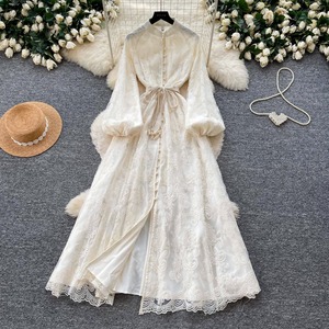 Robe longue en dentelle à col montant, manches lanternes et taille cintrée, style romantique français, vente en gros - Product Image 4