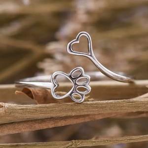 Anello a forma di cuore in acciaio inossidabile, grazioso gioiello unisex alla moda, regalo per lei o per lui. - Product Image 1