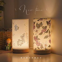 Lampe de table sans fil moderne de style antique avec abat-jour en tissu à intensité variable tactile, alimentée par batterie, design pratique pour table de chevet
