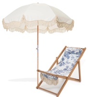 Ensemble de mobilier d'extérieur en bois massif, portable, avec chaise longue de plage inclinable moderne haut de gamme, coussin assorti et parasol bohème à pompons