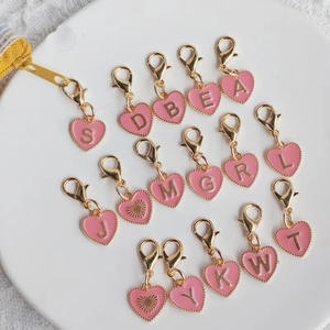 Letras alfabeto dupla face rosa coração Keychain amor gota óleo liga acessórios pingente com fecho lagosta - Product Image 1