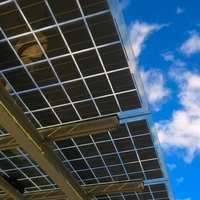 Panneaux solaires monocristallins à cellules haute efficacité, 400W, 605W, avec boîtier étanche noir.