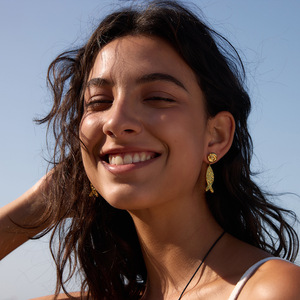 Pendientes de Acero de Titanio con Diseño de Pez Martillado, Color Dorado, Joyería de Moda con Forma de Animal - Product Image 3