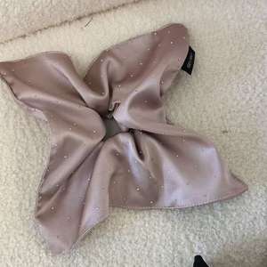 ยางรัดผมสีพื้นขนาดใหญ่สไตล์เกาหลีสำหรับผู้หญิงและเด็กผู้หญิง สไตล์มินิมอล ผ้าไหมแท้ รูปทรงสี่เหลี่ยม อุปกรณ์เสริมผม - Product Image 6