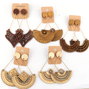 Nouveautés 2022 : Boucles d'oreilles pendantes africaines en bois - Product Image 4