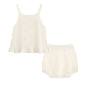 Ropa infantil al por mayor: Conjunto de camiseta sin mangas y pantalones cortos de punto con diseño de corazón hueco para niños - Product Image 2